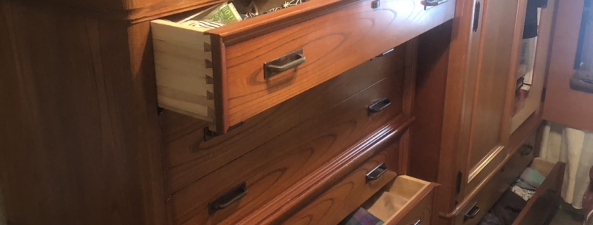 引き出しが開いた状態のタンスと日用品の整理風景｜不用品片付け 世田谷区