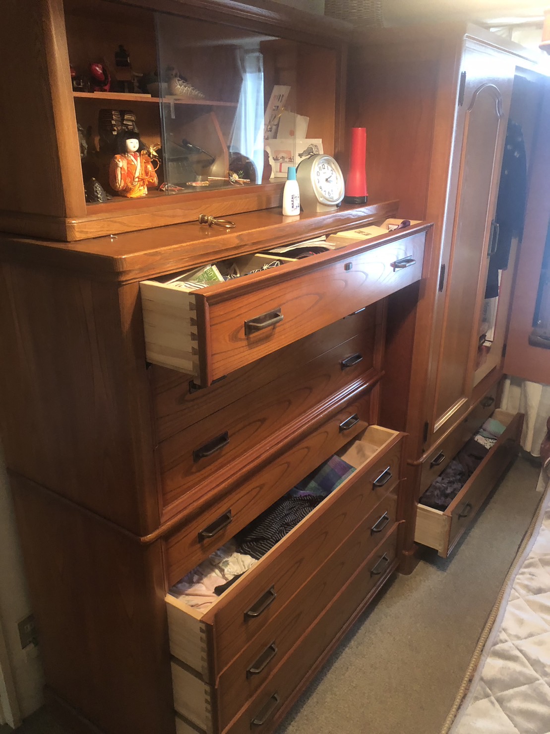 引き出しが開いた状態のタンスと日用品の整理風景｜不用品片付け 世田谷区