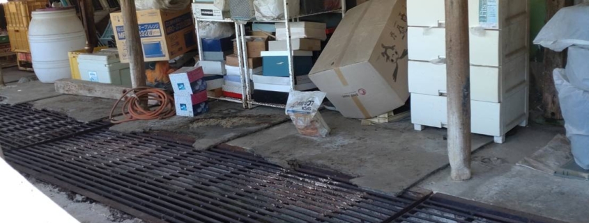 倉庫内に残された大型の精米機と乾燥機の片付け前の様子