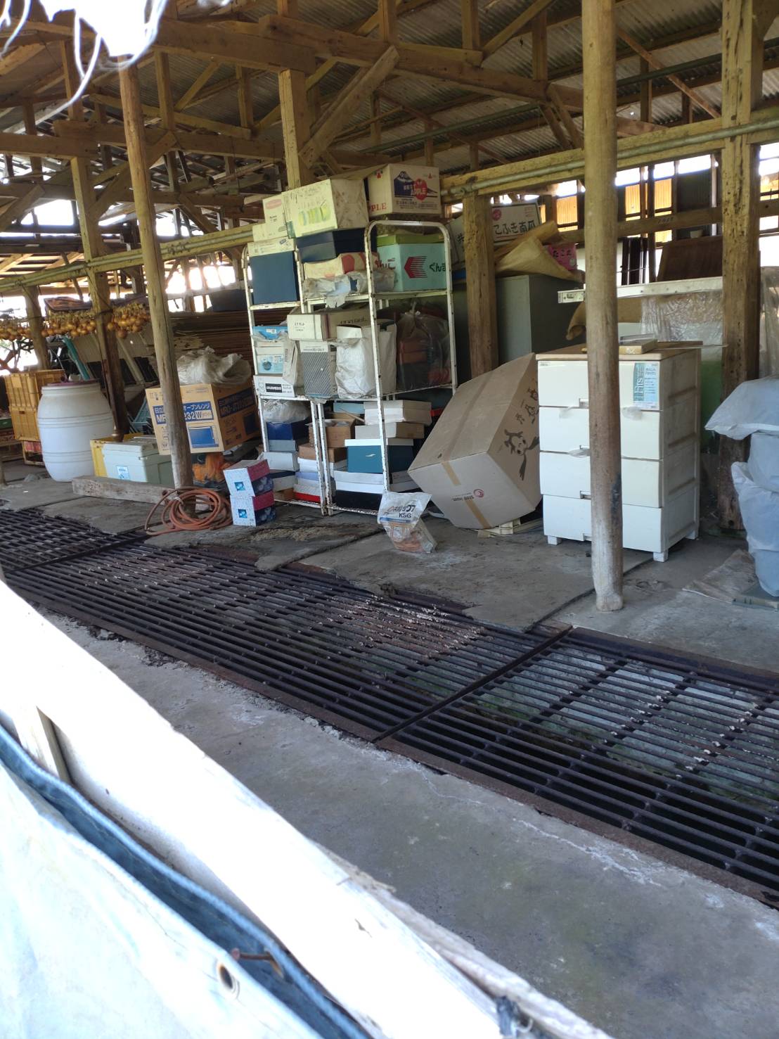 倉庫内に残された大型の精米機と乾燥機の片付け前の様子