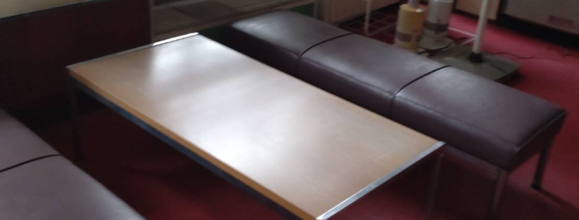 待合スペースの撤去前｜長椅子・テーブル・スチールラック・業務用扇風機が残る銭湯内観（野田市三ツ堀）