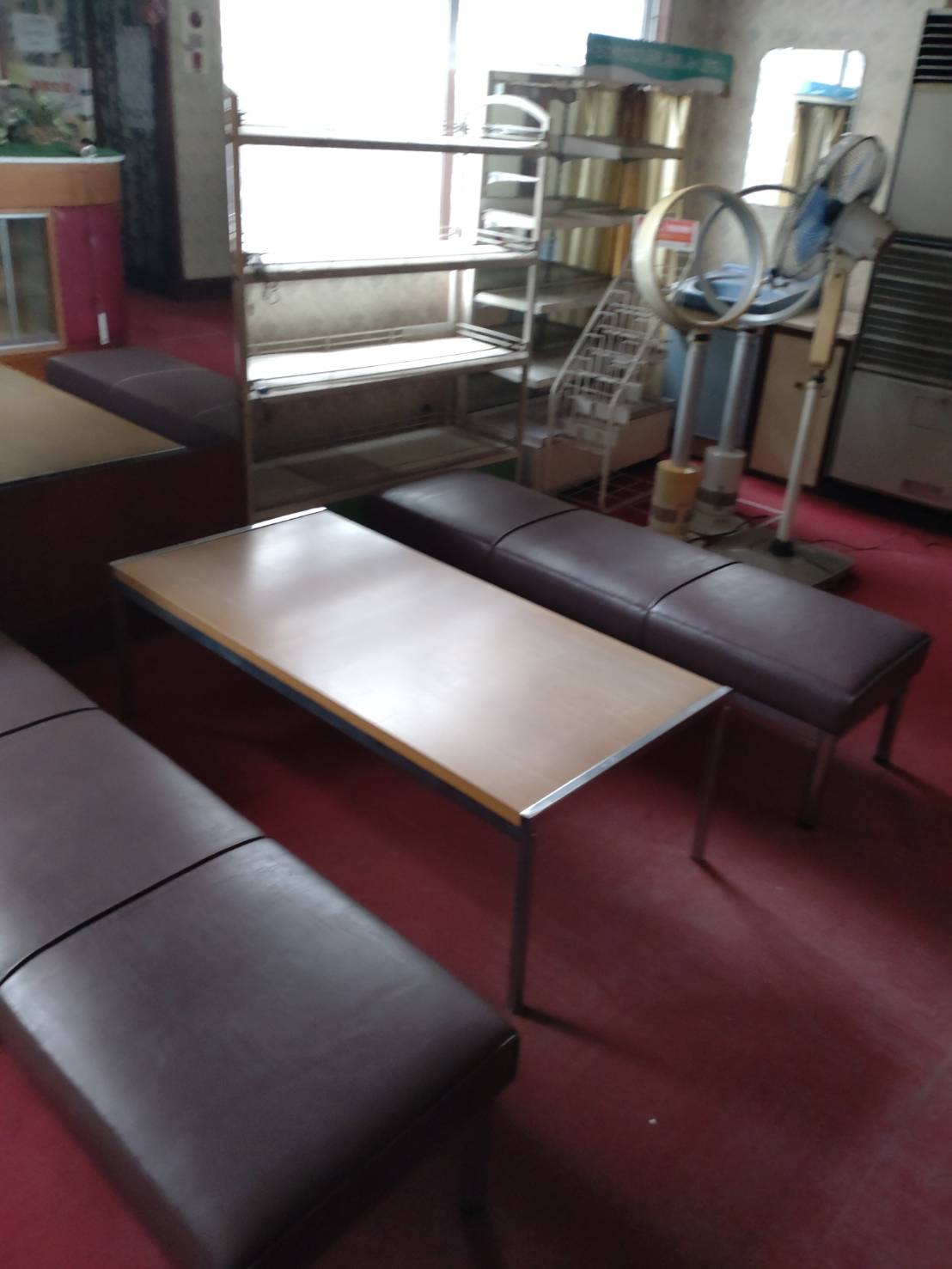 待合スペースの撤去前｜長椅子・テーブル・スチールラック・業務用扇風機が残る銭湯内観（野田市三ツ堀）